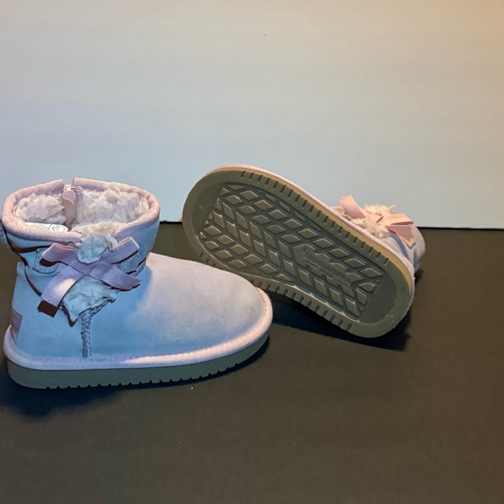 Girls pink Uggs kookaburra size 9
